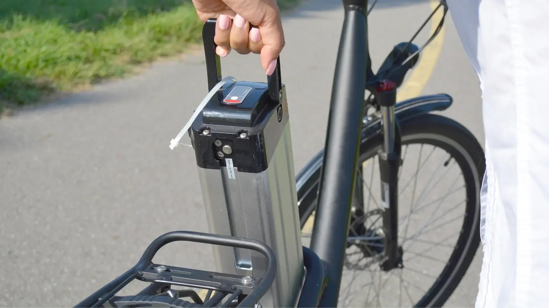 E-bike Battery Removal: MoVcan's Removable Battery Systems